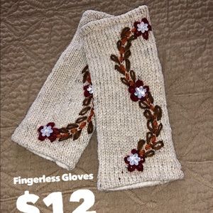 Fingerless Gloves
BRAND NEW
100% wool